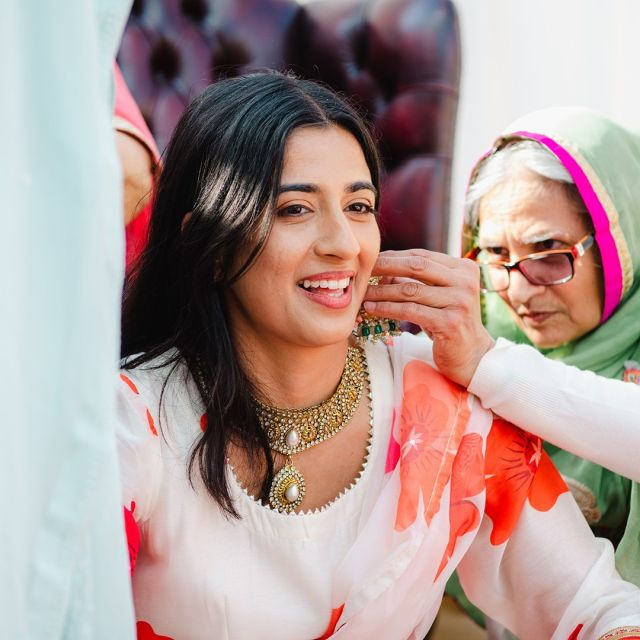 Had an absolutely fantastic time photographing Sims & Chris' pre wedding celebrations in April! Such a fun crowd, with lots of music & tasty food being enjoyed by all throughout the day! 😍
#weddingphotographerbirmingham #birminghamweddingphotographer #asianwedding #asianweddingphotography #asianweddingphotographer #naturalweddingphotography #candidweddingphotographer #funweddingphotography #funweddingphotographer